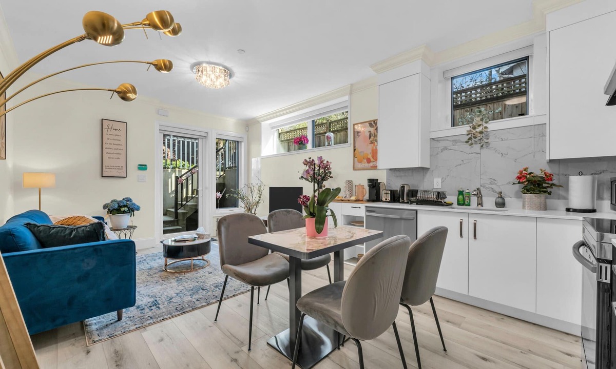 West Side House | Private Entrance with Spacious & Bright 2 Bed Suite