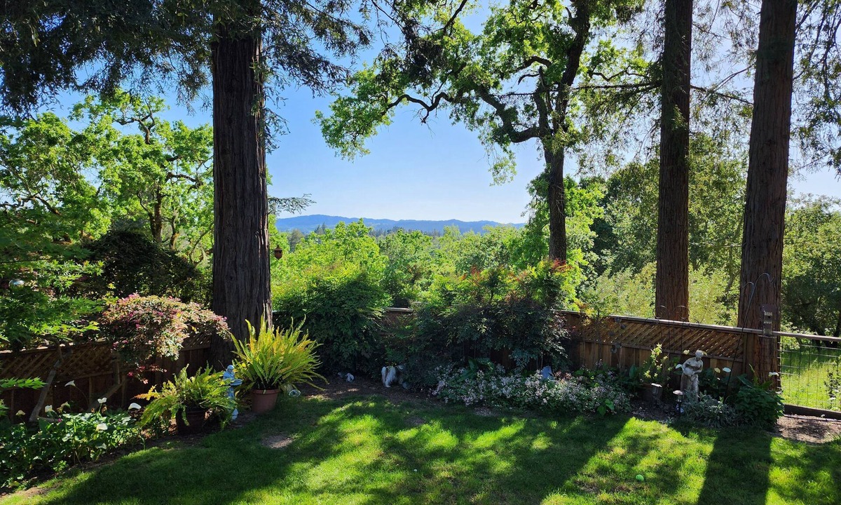 Healdsburg House | Private Healdsburg Retreat, 1.5 walk to town Plaza, nearby bus shuttle