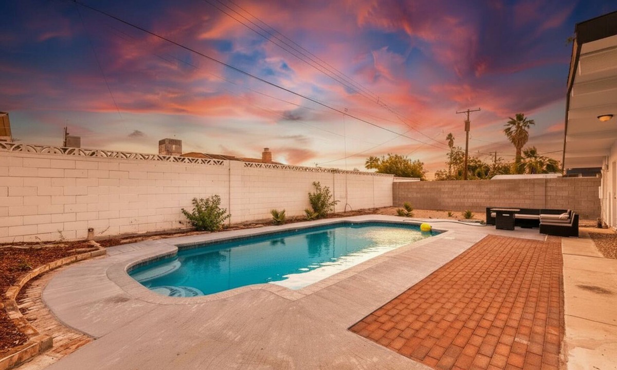 Charleston Preservation House | Private home with pool! Sleeps 16 people