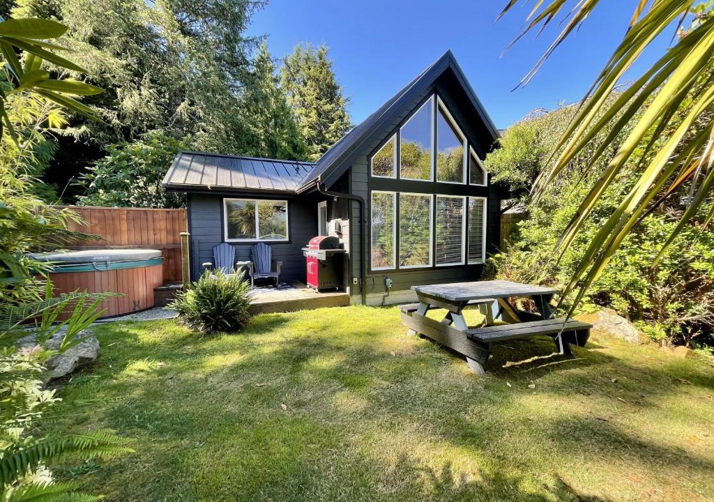 Ucluelet House | Private Oceanfront Cabin And Hot Tub! - Gww