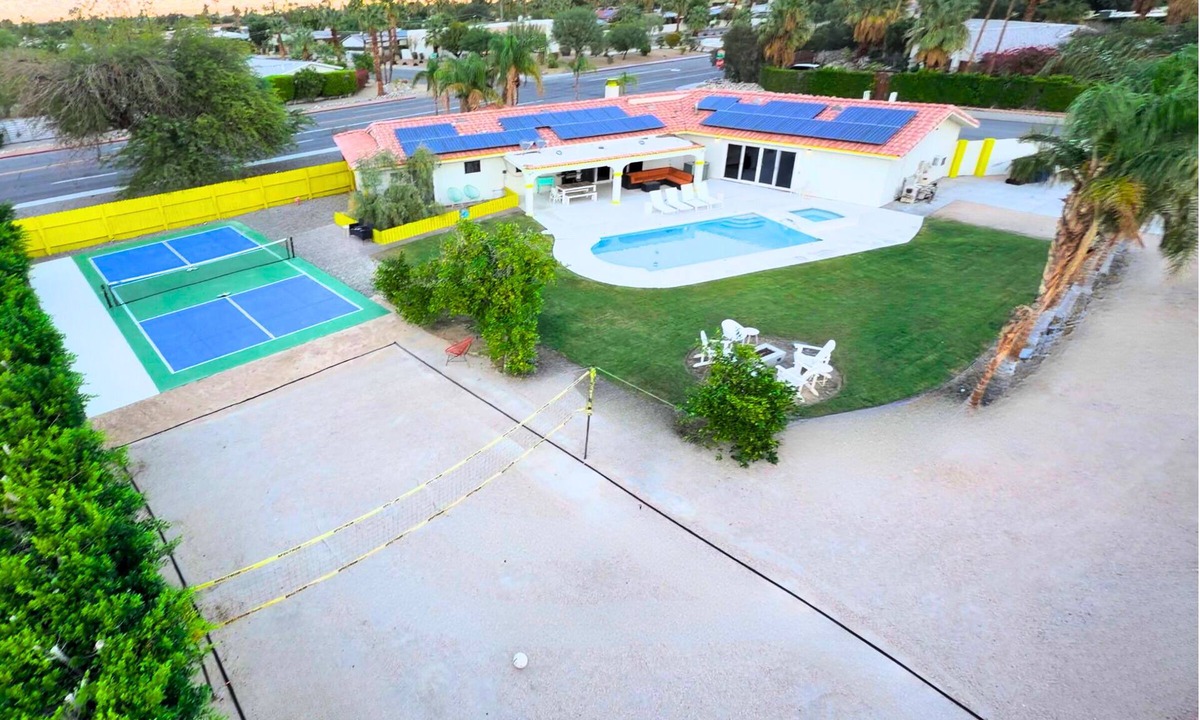 Racquet Club South Villa | Private Pickleball Court Villa Downtown +Volleyball Court/Bikes/Heated Pool/Spa