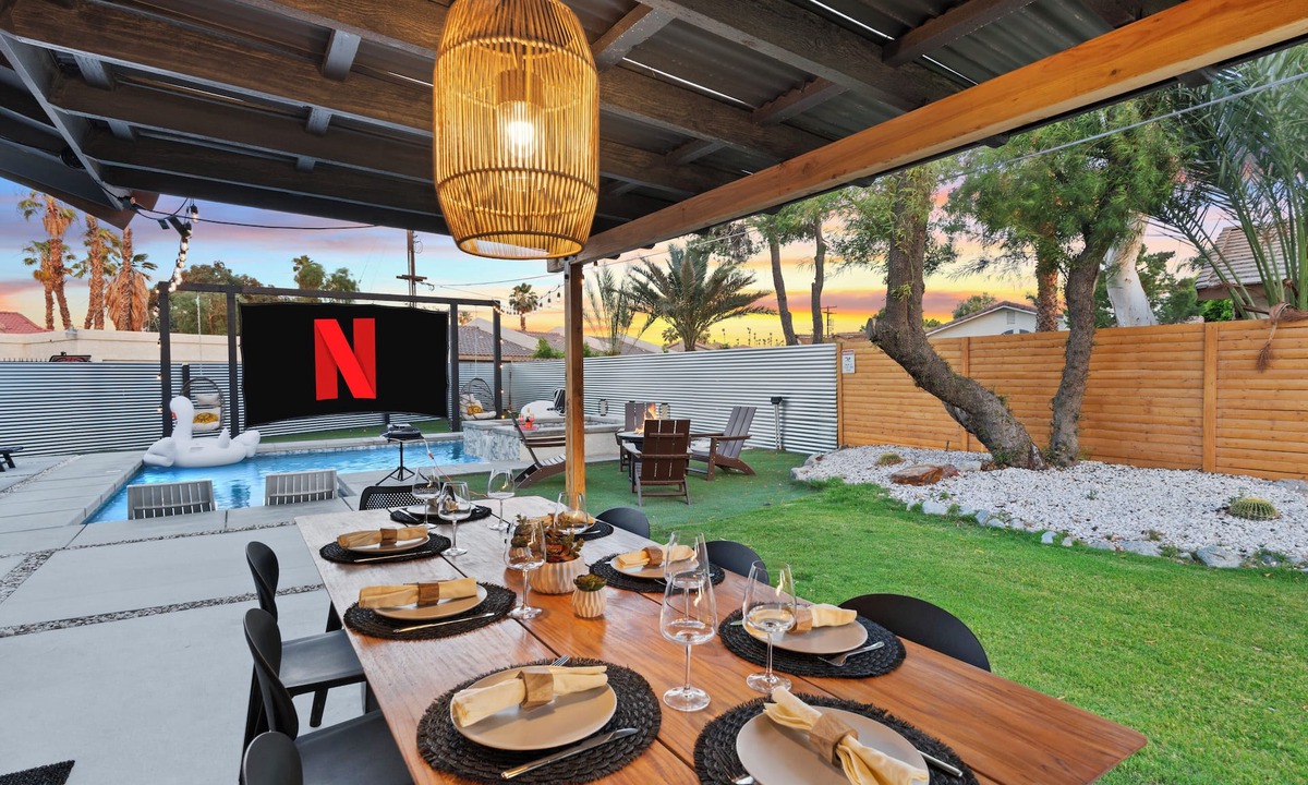 Bermuda Dunes House | Private Resort: Dive-In Movie & Game Yard