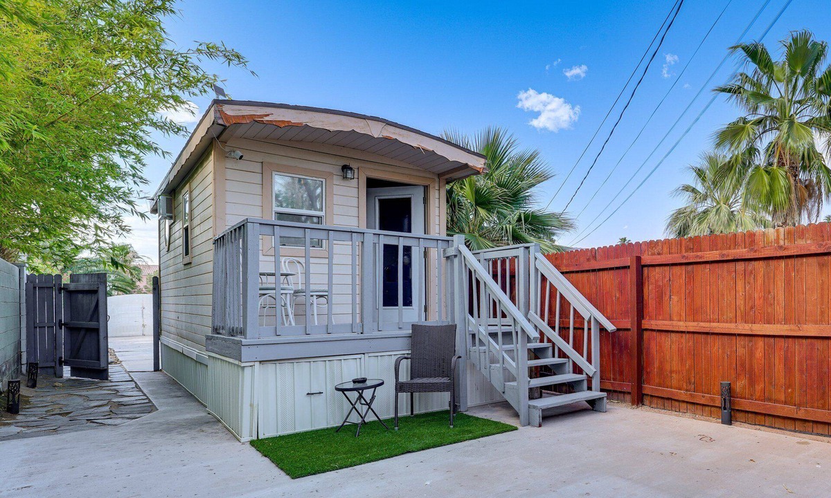 Paradise House | Private Tiny House Retreat with Spacious Patio, Free Parking & WiFi