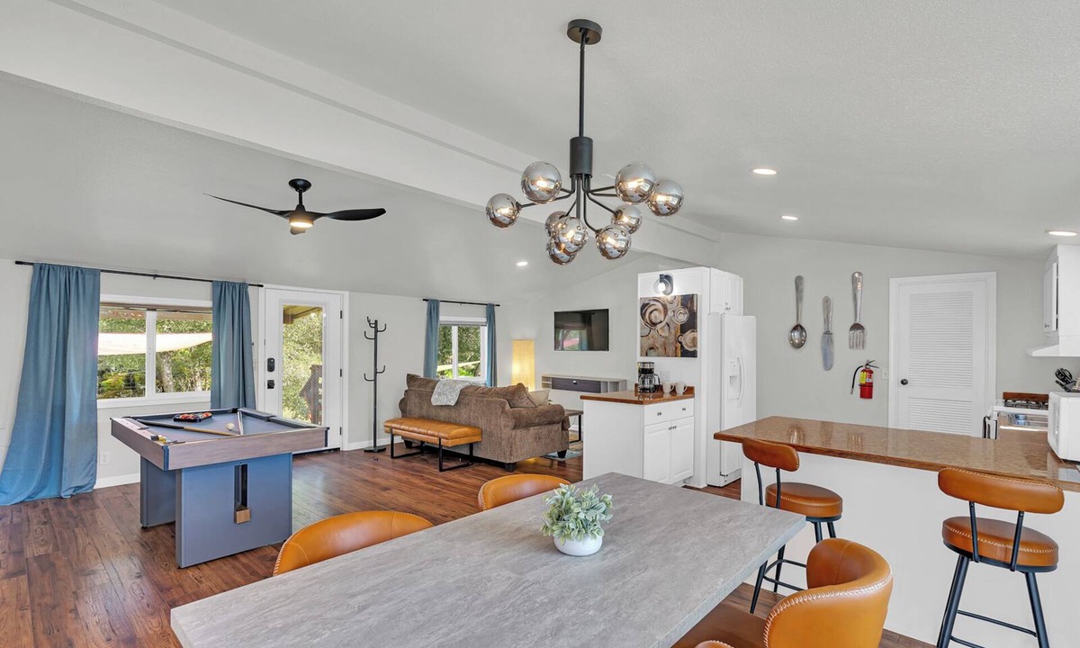 Mariposa House | Prvt Grounds: Cozy Yosemite Escape w/Creek, Billiards, BBQ, Starlink, Pets ok