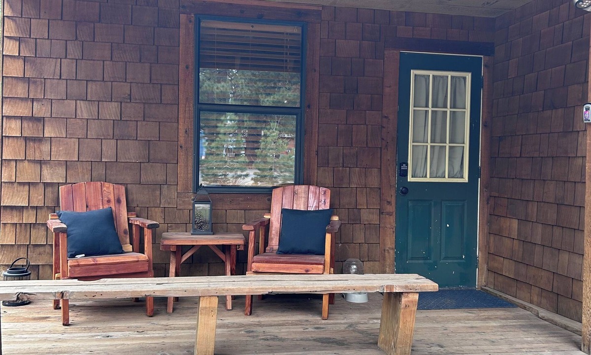 Y Area Cabin | Quaint Cozy Cabin in Beautiful South Lake Tahoe Located Near The Lake and Trails