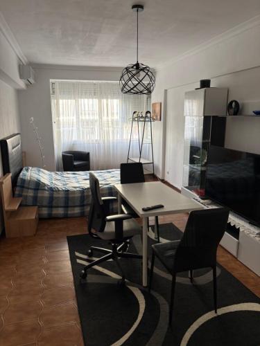 Laranjeiro House | Quarto de Casal Acolhedor