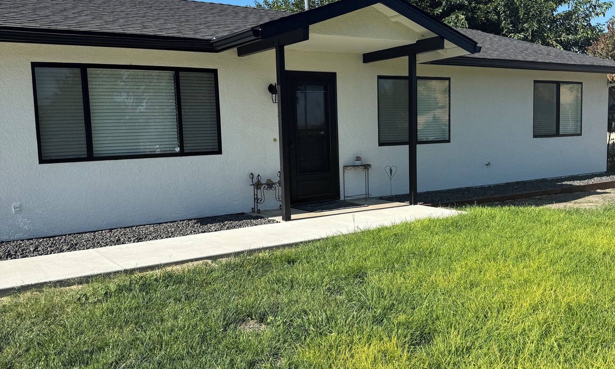 Atascadero House | Quiet Country Charm 3-bedroom , 2-bath house perfect location/minutes to town