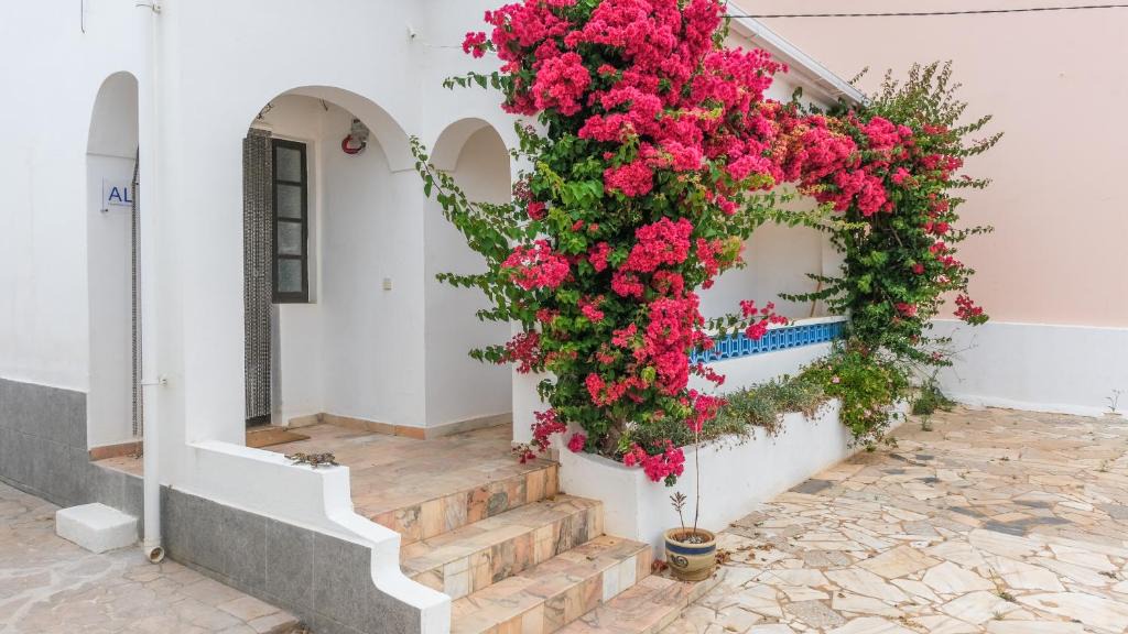 Sargacal House | Quinta do Coala - Spacious Countryside Orchard House & Cottage, 10 min from Lagos
