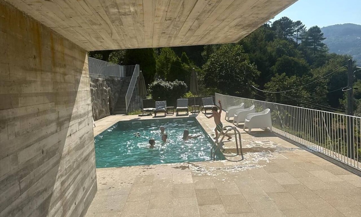 Espadanedo House | Quinta do Lodao, a renovated farmhouse on the banks of the Douro River with a swimming pool.