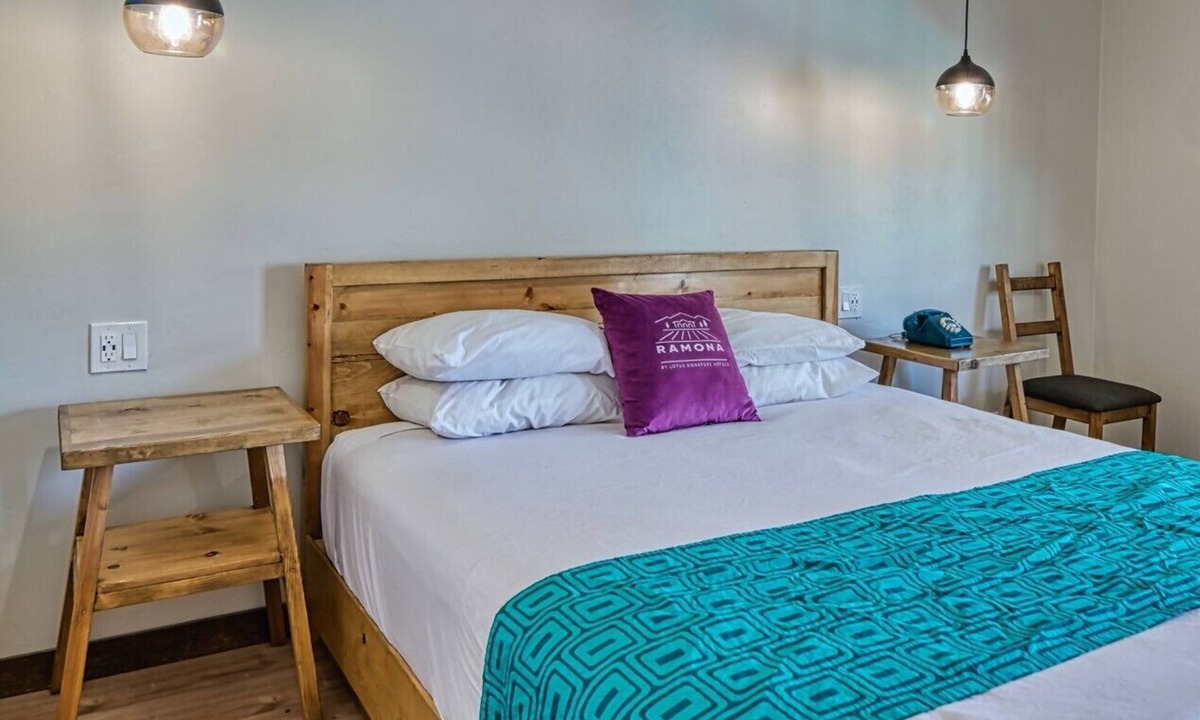 Ramona Cabin | Quite & Clean 1 King Bed Room in Ramona Wineries