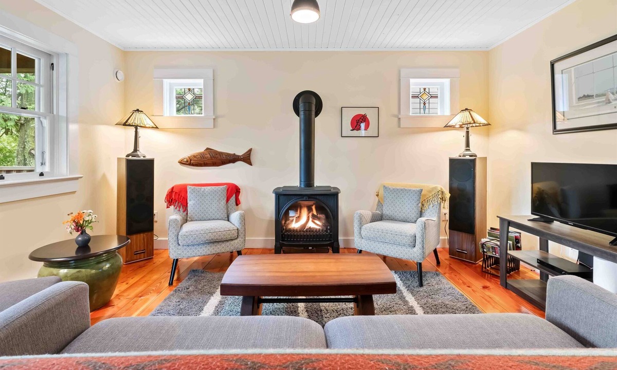 Ucluelet Cabin | Rainforest Cove I Private I Ocean Views I Deck & BBQ