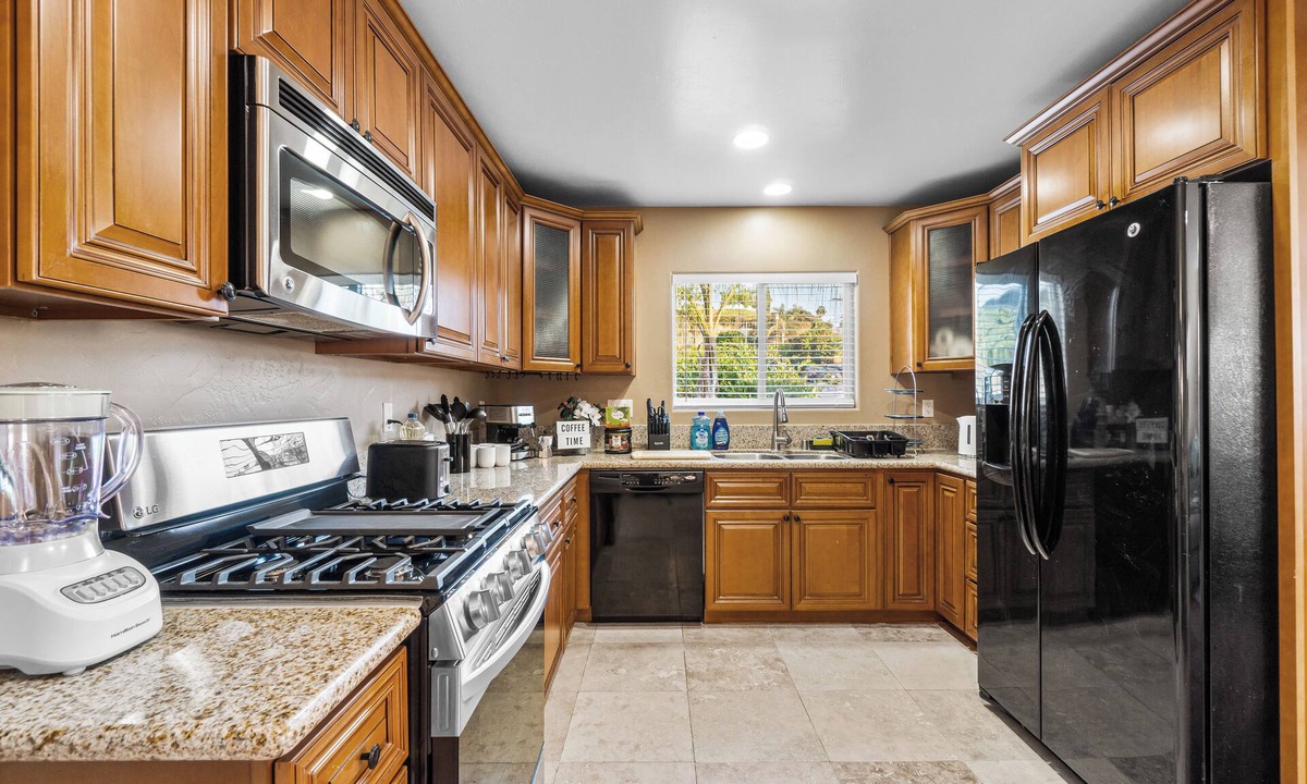 Rolando House | Ranch-style 3-bedroom House with Gated Yard, Parking, King Bed, Baby Crib & more