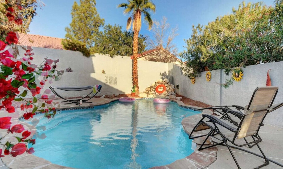 North Las Vegas House | Relaxing Rancho & Pool 3bedrm 6beds Kids Welcome NO PETS