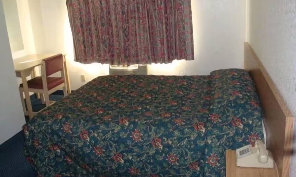 Lake Havasu City Hotel | Relaxing Retreat Near London Bridge – 2 Miles away | Free Parking, Pet-Friendly