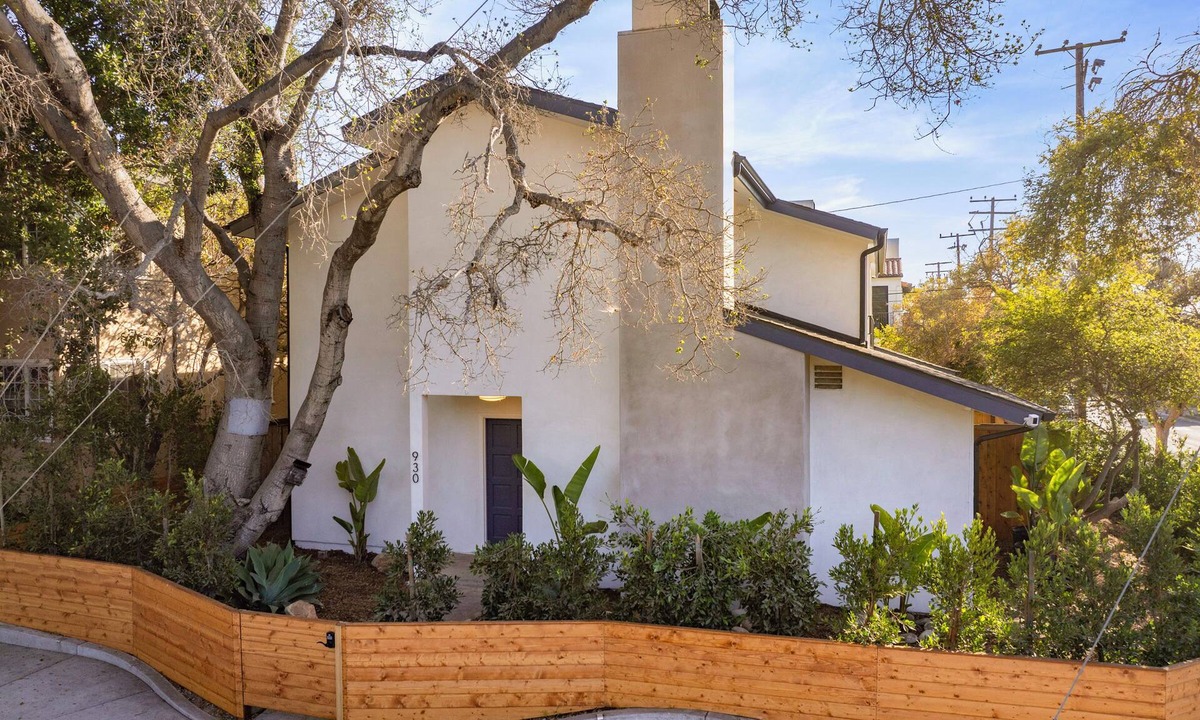East Beach House | Remodeled Beach Home with Jacuzzi and Sauna~ Walk to Ocean! Pet Friendly