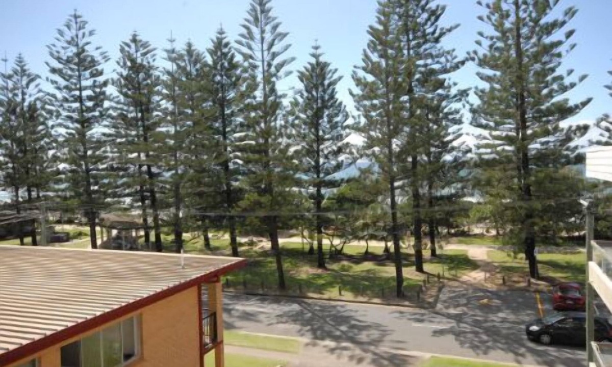 Burleigh Heads Apartment | Renovated beachside 2-bedroom apartment