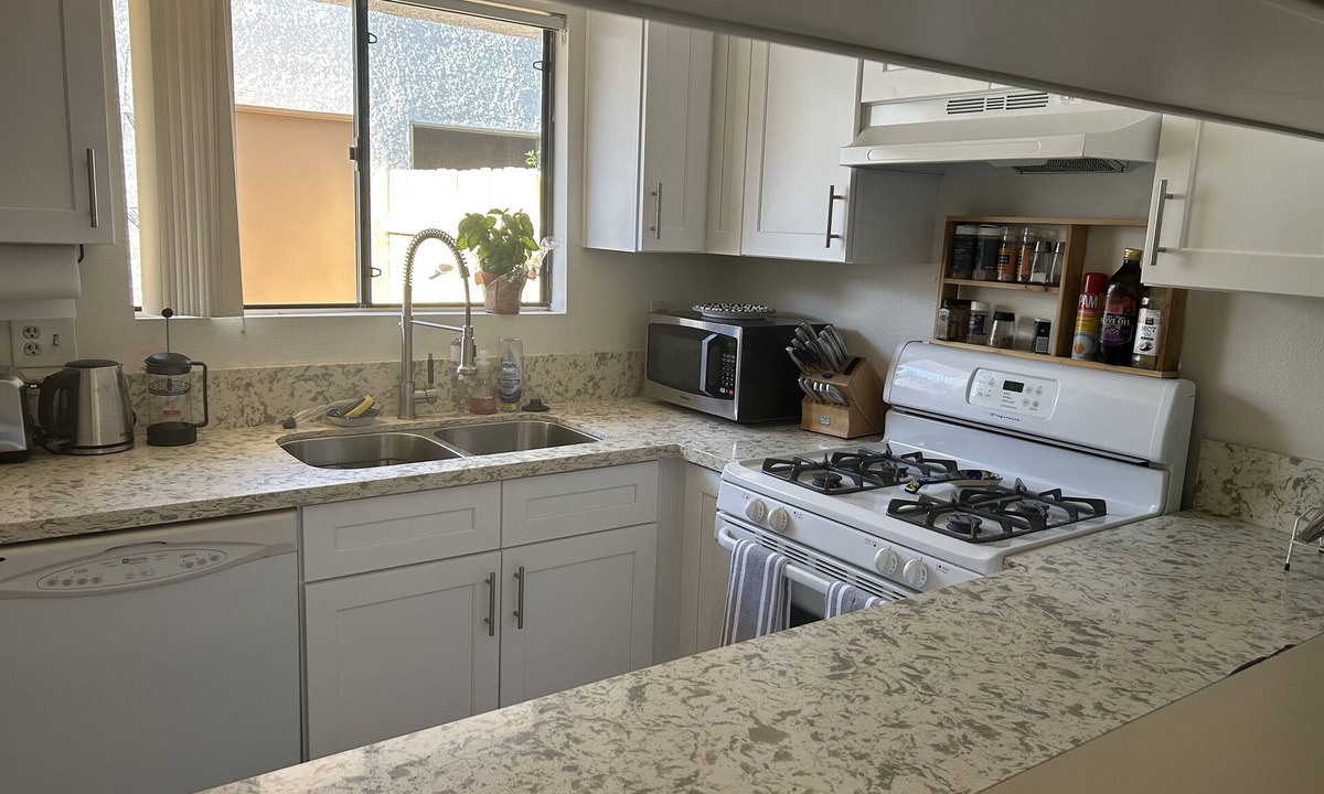 Cathedral City Condo | Resort Style Condo 2bed 2 bath with optional 3rd room/nursery with crib