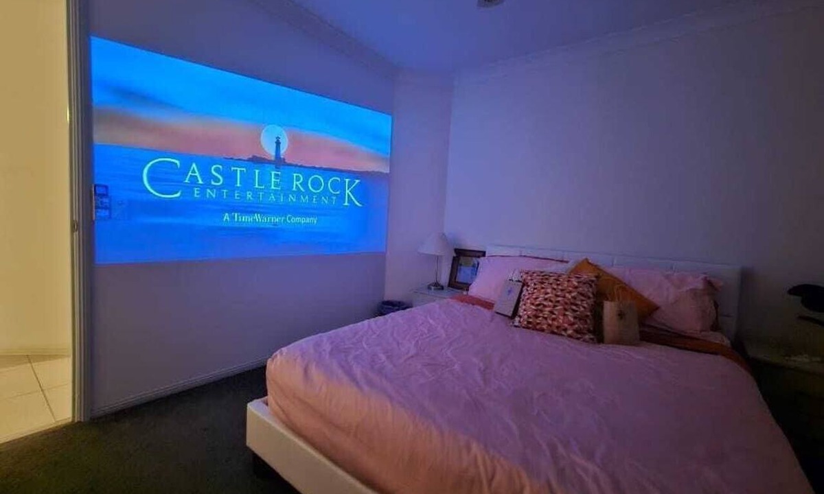 Helensvale House | Retro Luxe Hideaway near theme parks + nature reserve. No stairs & large garden!
