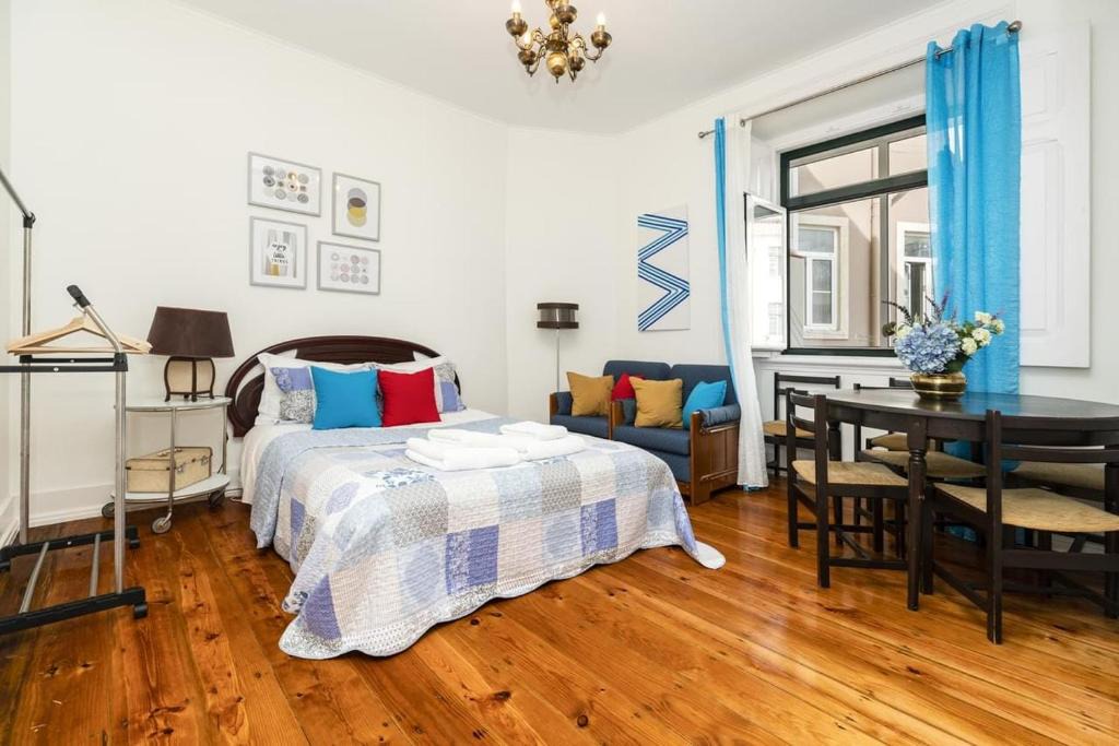Santo Antonio House | Retro M2 R4 - Lovely Double Room with Shared Bathroom