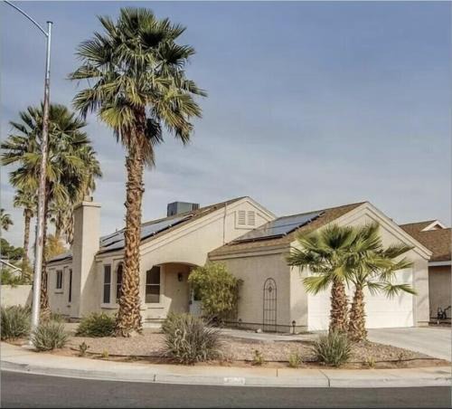 Summerlin House | Room in Cheerful 2-bed House - Shared bathroom