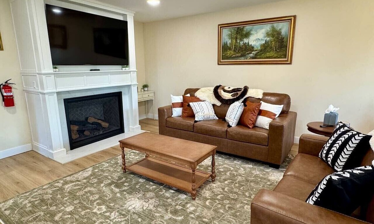 Round Hill Village House | Round Hill Retreat | Sleeps 10 | BBQ & Soaking Tub