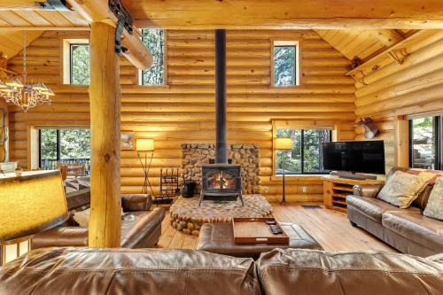 Idyllwild House | Rustic Elegance - A Woodland Escape