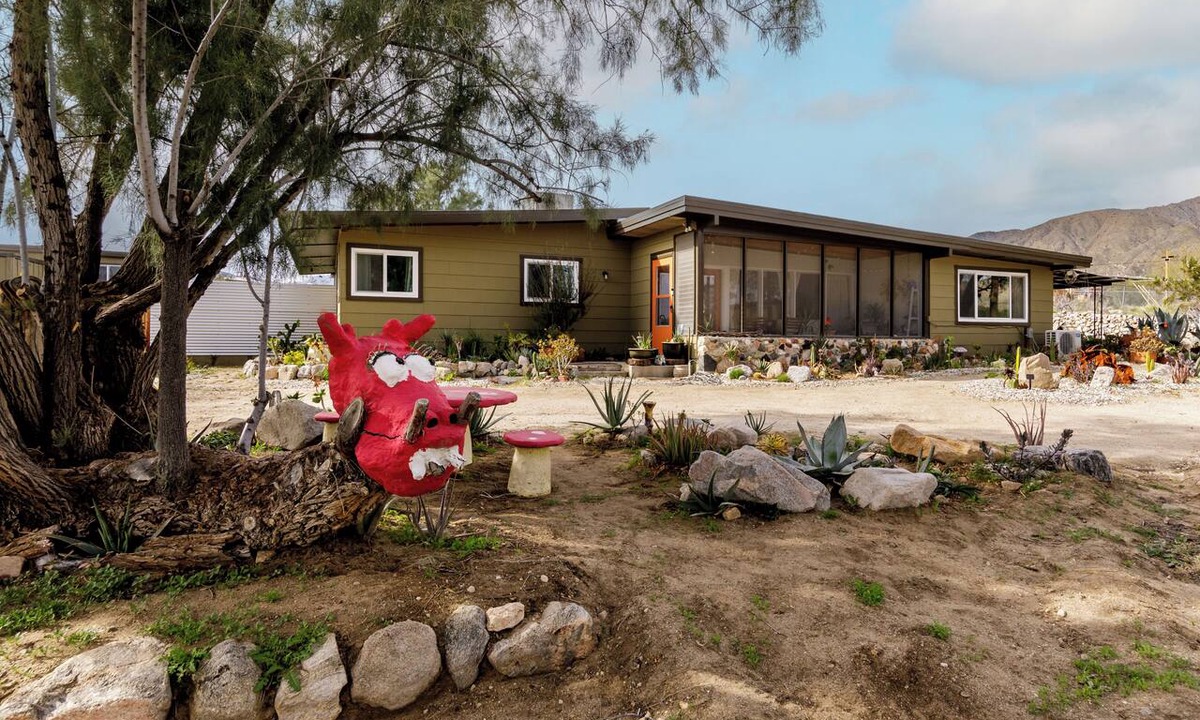 Morongo Valley House | Rustic Retreat Fire pit BBQ Gardens