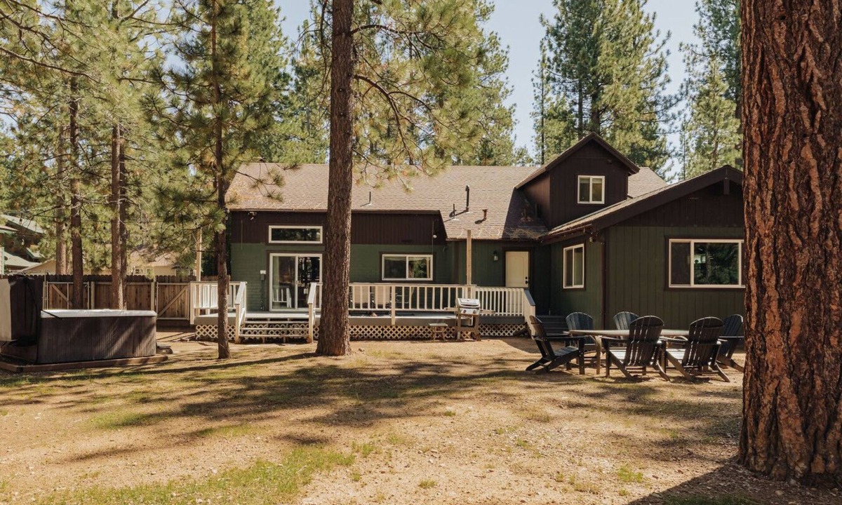 Boulder Bay Cabin | Rustic Ridge | Gated, Jacuzzi, Pool Table, Village