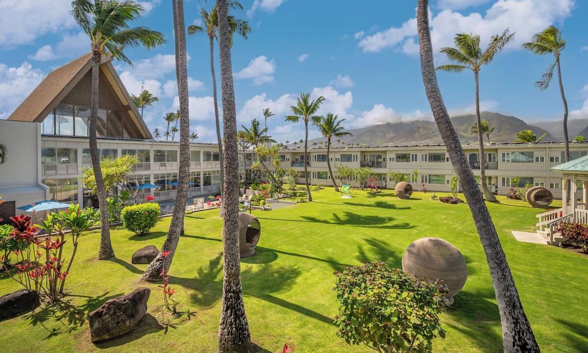 Kahului Hotel | Scenic Garden View Rooms! Enjoy Relaxing Pool + Fireplace | Near Hoaloha Park