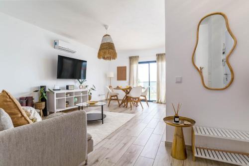 Espartal Apartment | Seabreeze Apartment - Your Beachside Getaway by Lisbeyond