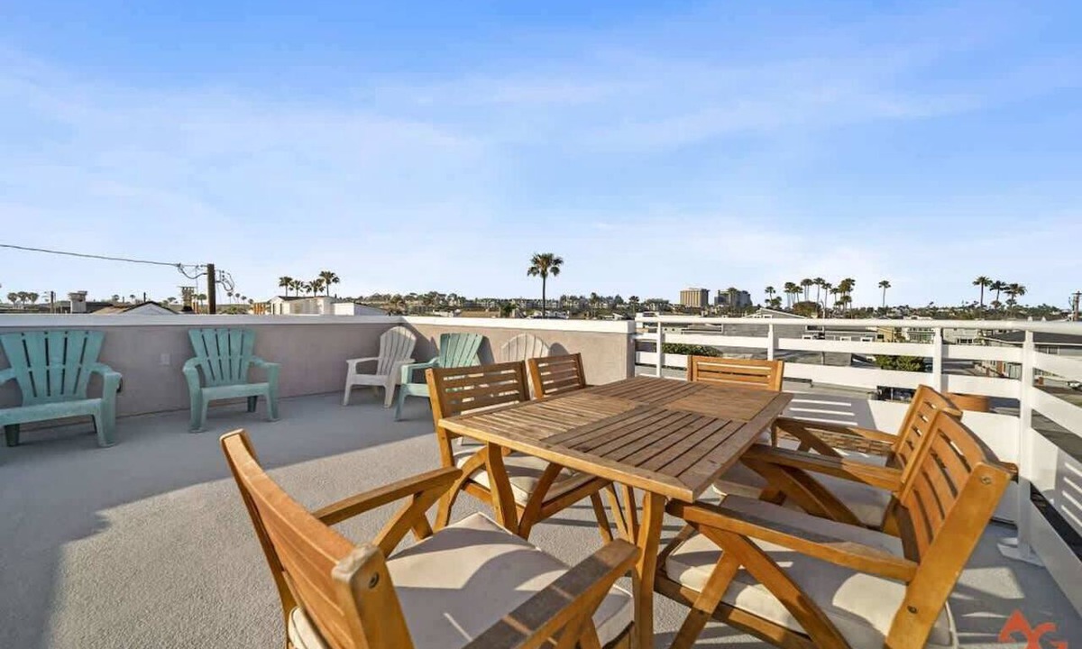 West Newport Apartment | Seaside Escape: Steps to Ocean View