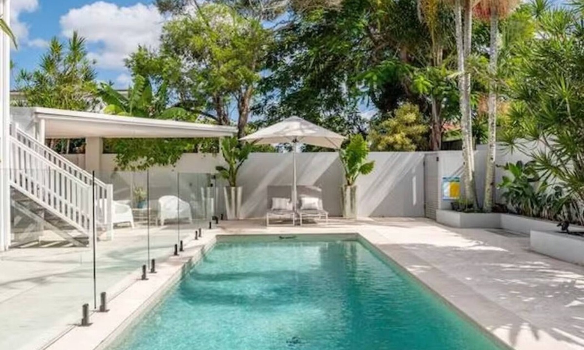 Mermaid Waters House | Seaside Luxury in ‘The Pocket’ 750m to Nobby Beach.