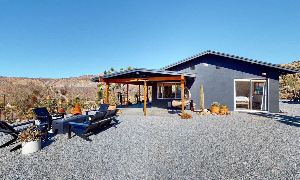 Yucca Valley House | Secluded hilltop home with hot tub, cowboy pool, & amazing views