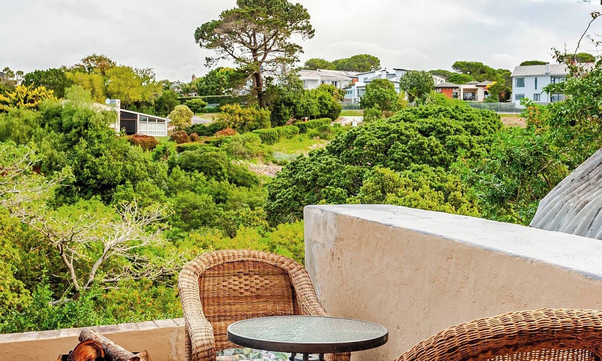 Walmer Apartment | Serene 2-Bedroom Apartment in Gqeberha with River Views