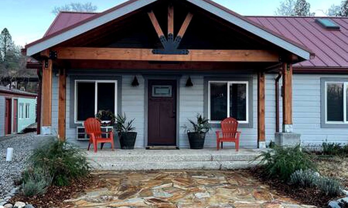 North San Juan Cabin | Serene Spacious Cabin with Hot Tub for an Unforgettable Group Trip in North San Juan, California