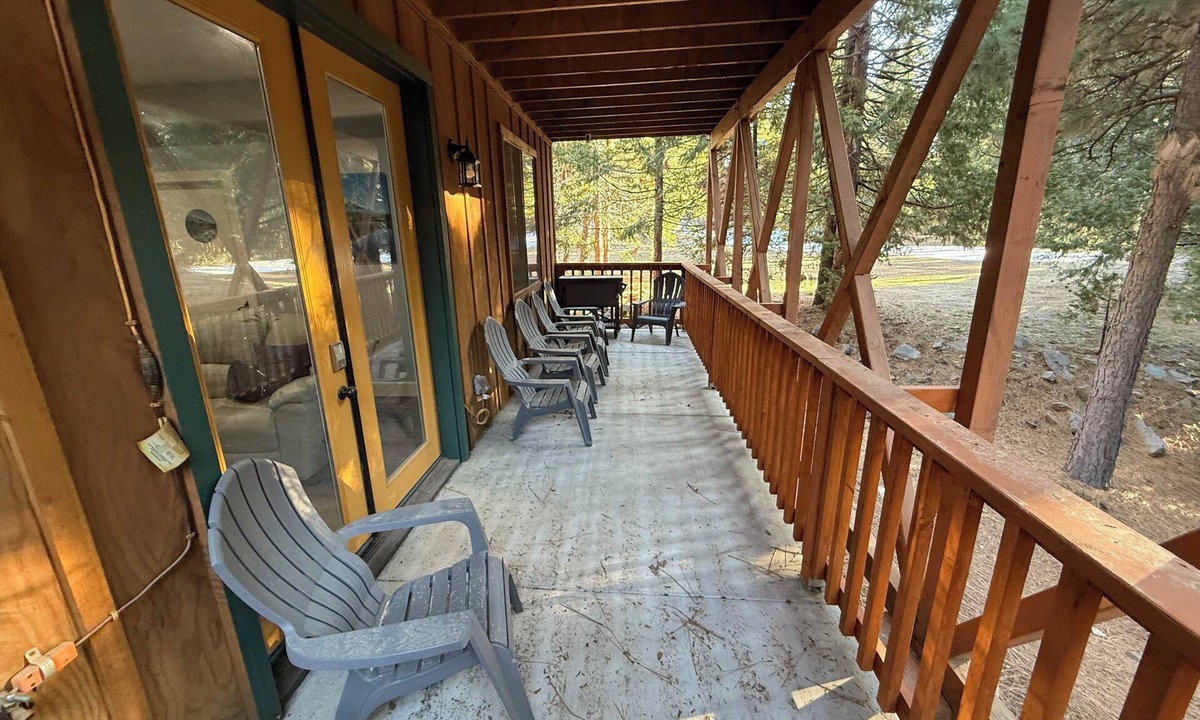 Shaver Lake Cabin | Sierra Chalet has 6 bedrooms, 4 full bathrooms, and 13 beds and driveway.