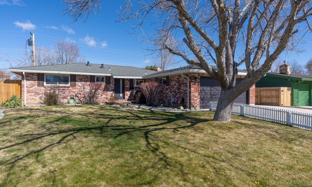 Carson City House | Sierra Sunset Brick Rancher | Pet Friendly