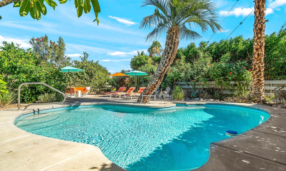 Palm Springs House | Simple Mid-Century Elegance with Private Pool
