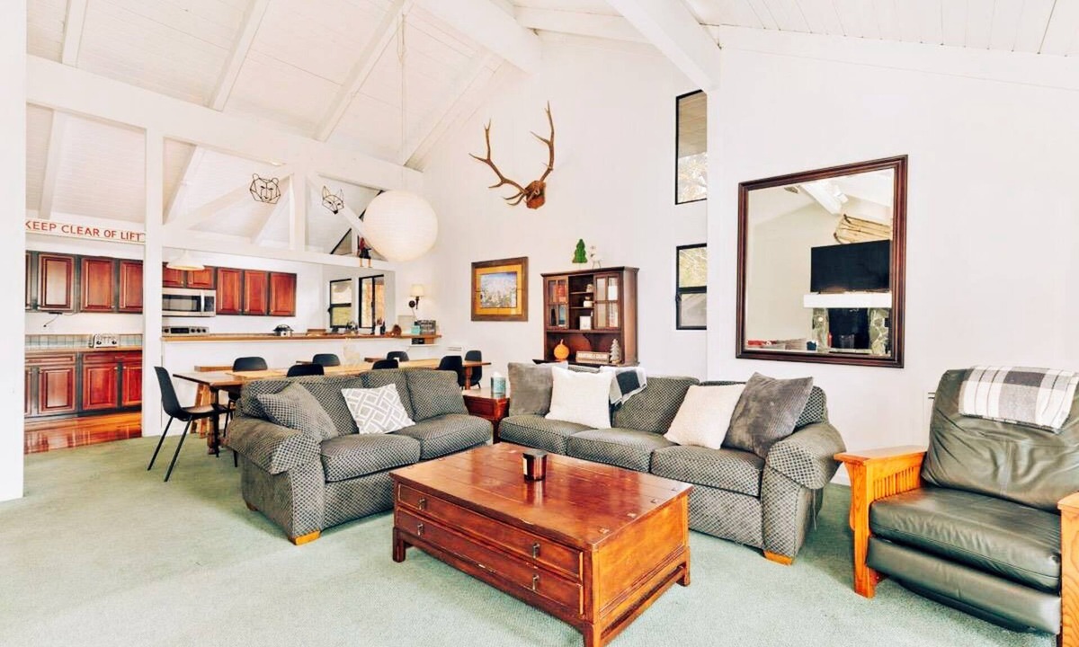 Mammoth Lakes Ski Chalet | Ski Chalet 3-Min from Mammoth, Shuttle Outside