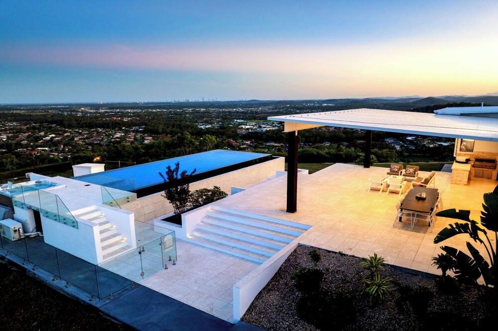 Upper Coomera House | Sky High Estate (Ocean Views)
