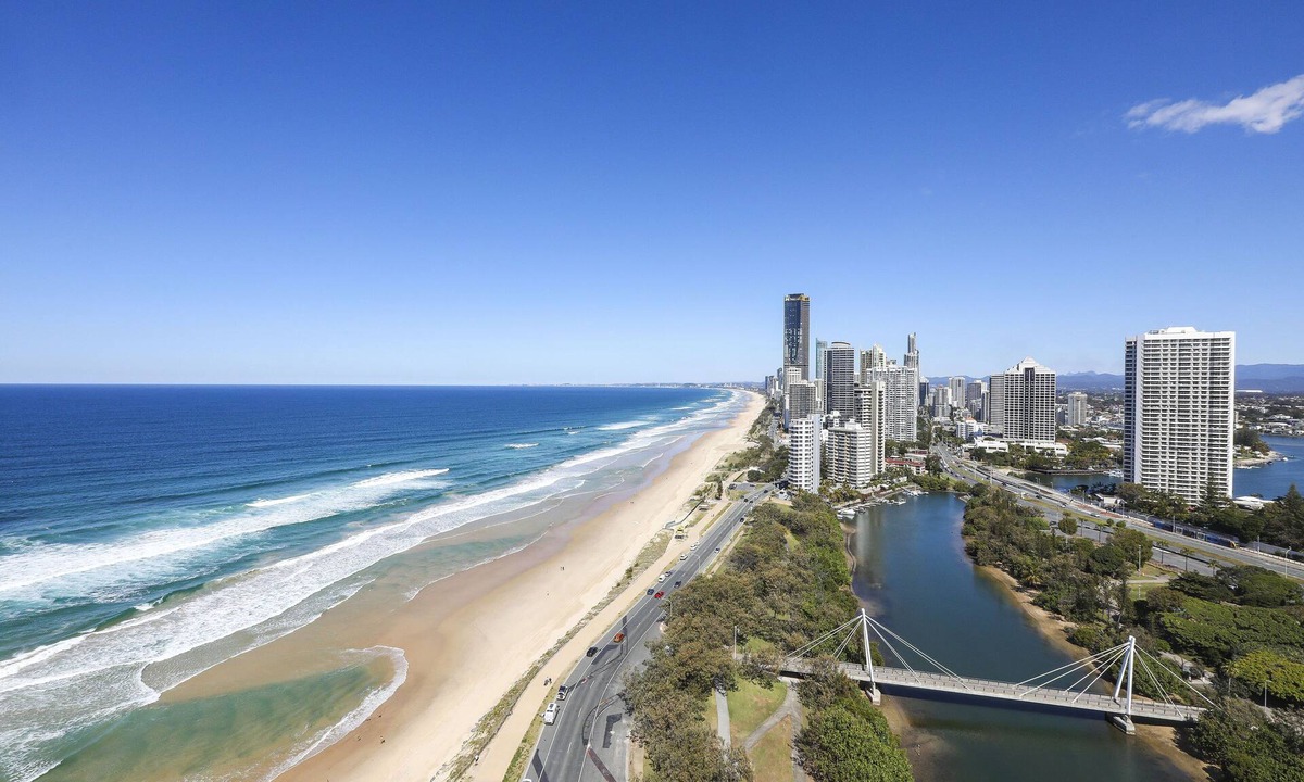 Main Beach Apartment | Skyhome Sub penthouse 3 Bedroom Ocean View