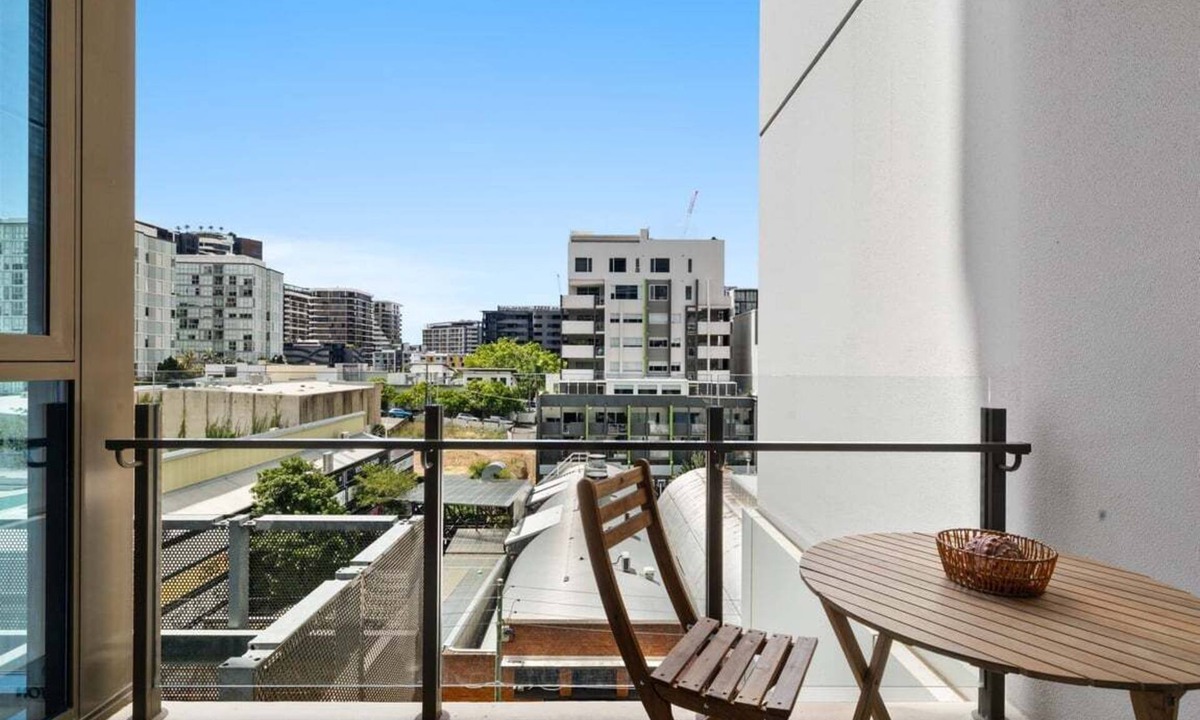 Newstead Apartment | Sleek 2BRM Apartment at Aqua Newstead