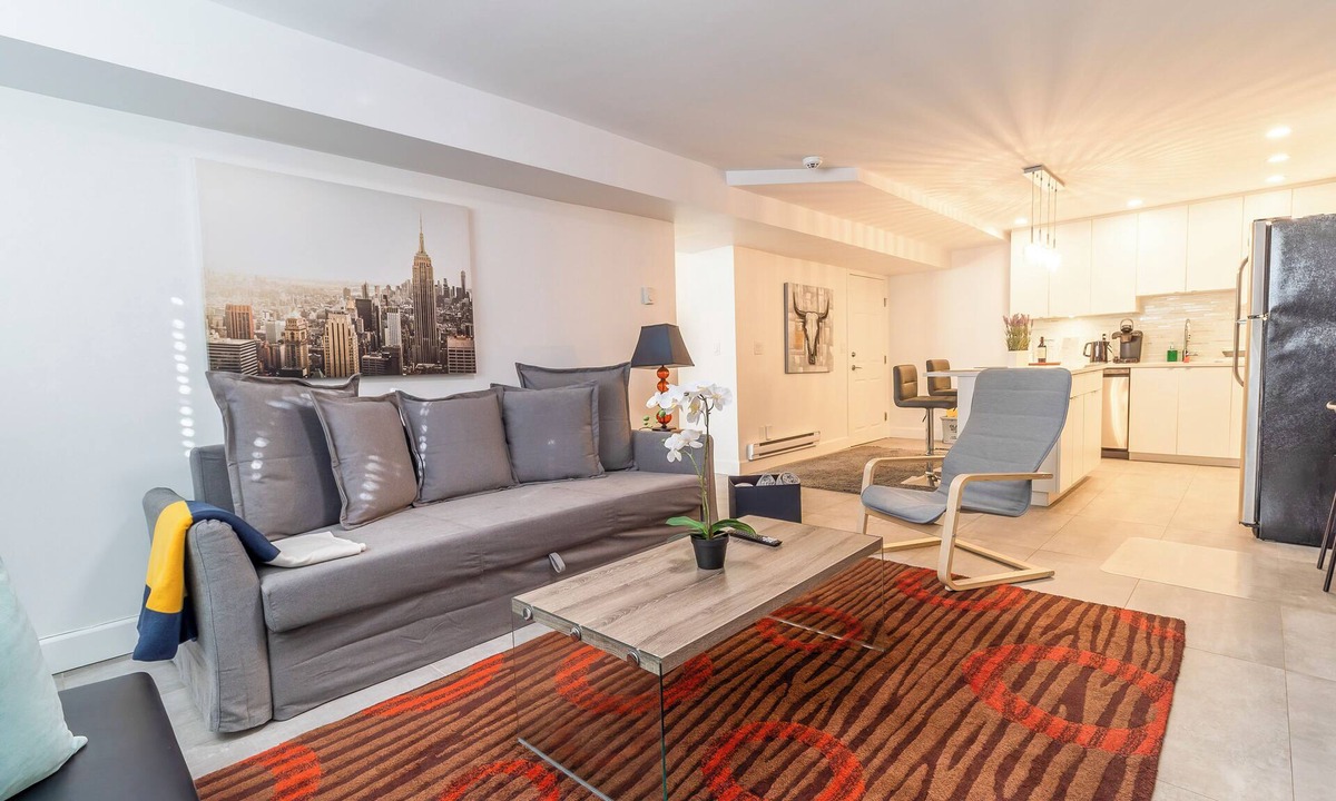 Dundarave House | Sleek & Cozy Near the Ocean 🌊 4 Ppl 🚗 Free Parking