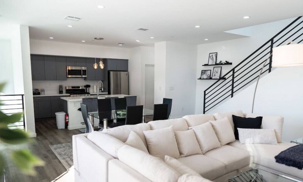 NoHo Arts District House | SLEEK, ELEGANT 3-BEDROOM HOME NEWLY BUILT IN 2021! (p51)