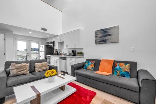 Wilshire Apartment | Sleek Loft Apartment with AC & gated Parking space In Hollywood