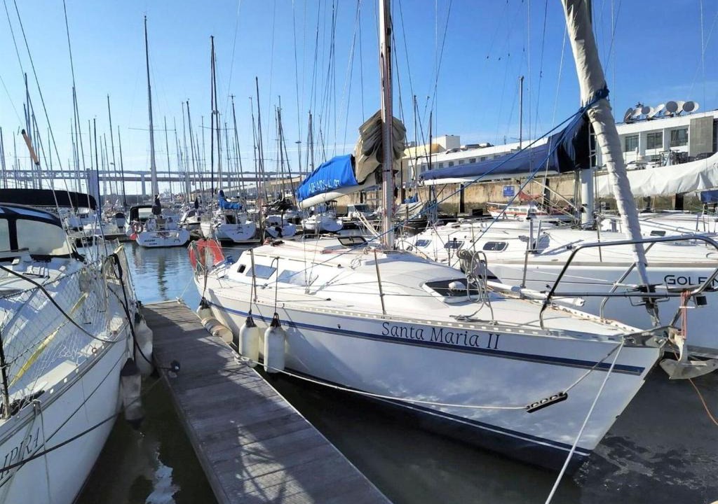 Lisbon Apartment | Sleep aboard a sailing boat in Lisbon