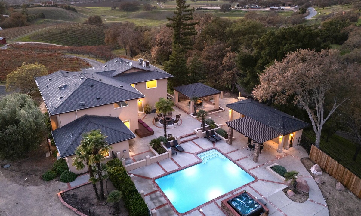 Atascadero House | Sleeps 18, 2 Homes | Vineyard Estate + Pool + Hot Tub | Minutes to Templeton