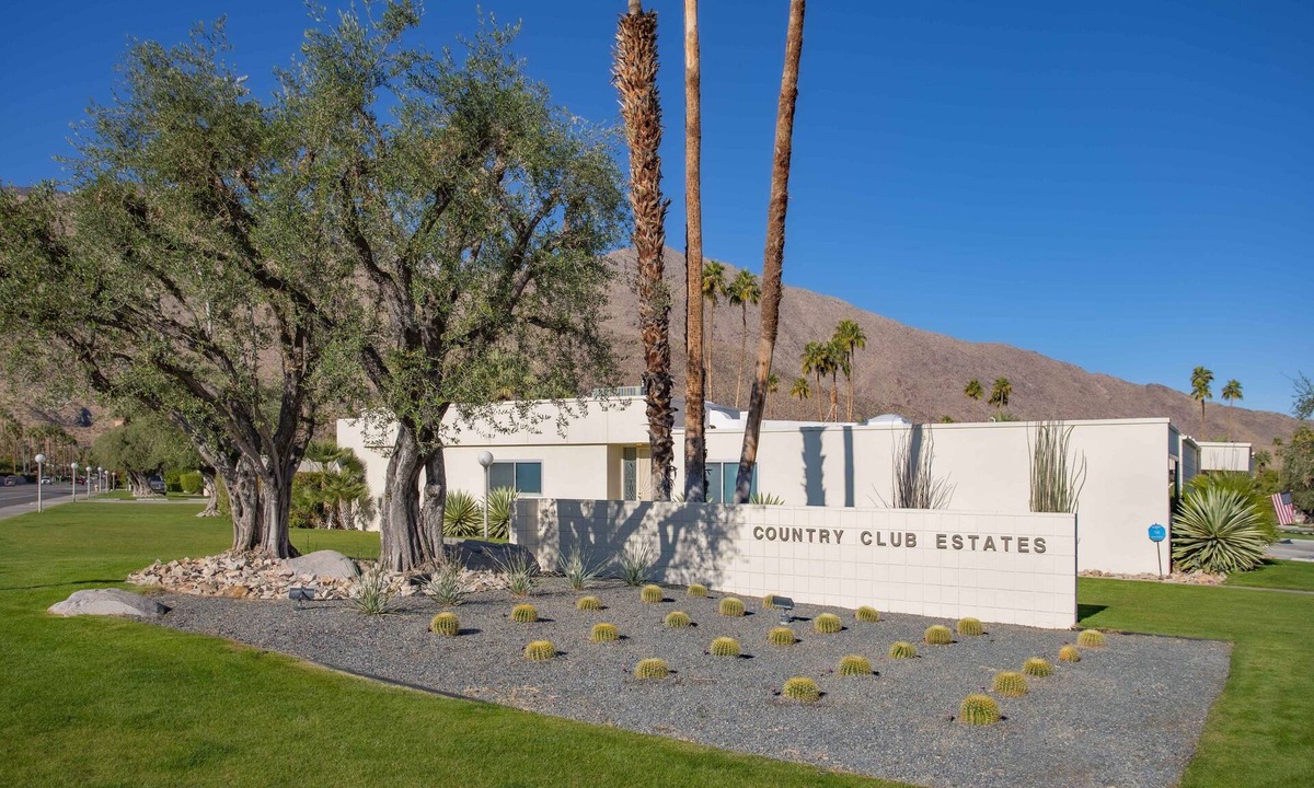 Palm Springs Villa | Some Like it Hot! & this stunner is THE place to land in Palm Springs! Gorgeous