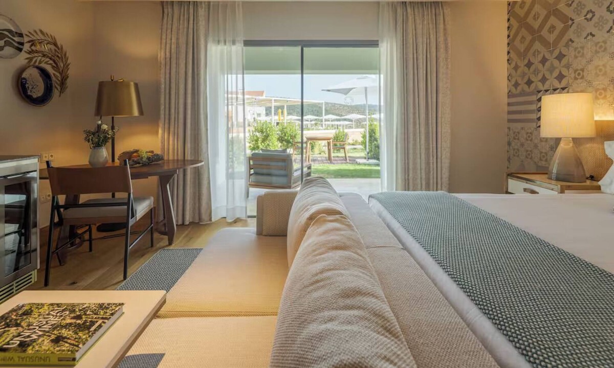 Tor Hotel | Sophisticated Algarve Room w/Balcony & Modern Amenities – Tranquil Escape