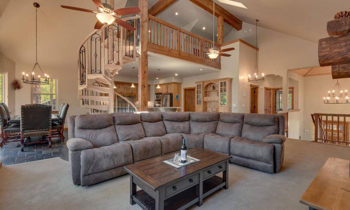 Pioneer Trail House | Spa, Shuffleboard, Foosball, Grill, Wifi, 7mins to Heavenly/Lake/Casinos – Redwood Manor